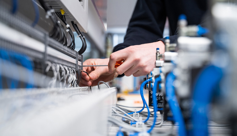 Arbeit Industrie Haende Elektrik Web