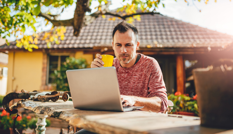Remote Work Homeoffice Mann Garten Web