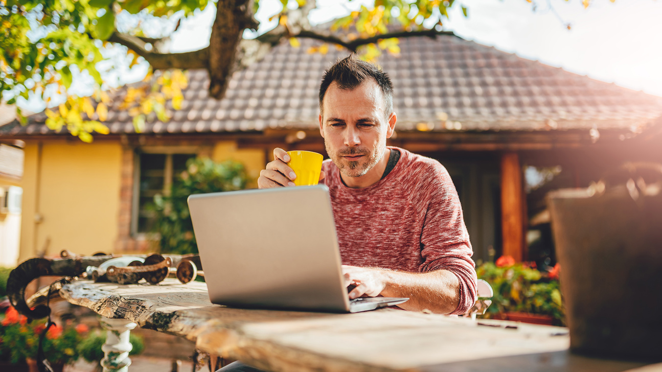 Remote Work Homeoffice Mann Garten Web