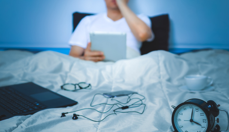 Mann Arbeitet Im Bett Istock 1190546770