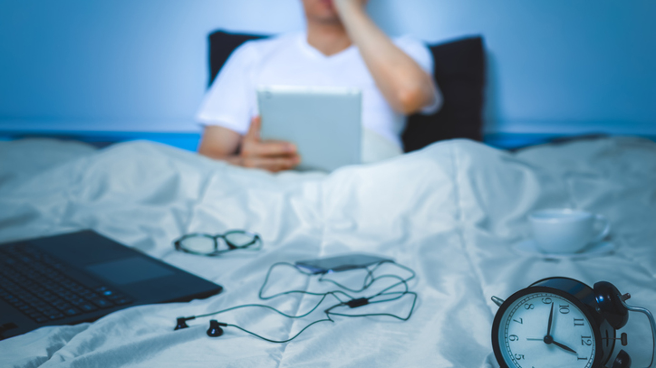 Mann Arbeitet Im Bett Istock 1190546770