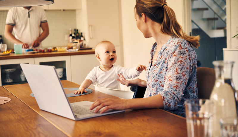 Homeoffice Frau Kind Familie Work Life Balance Web