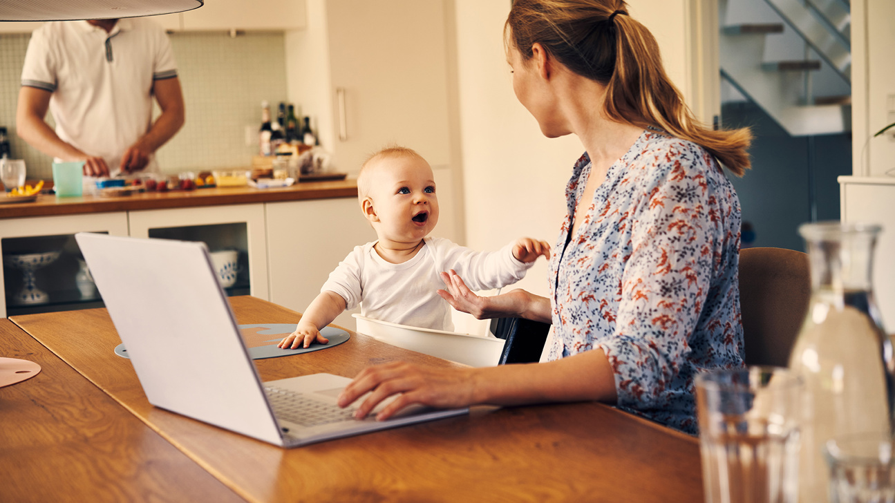 Homeoffice Frau Kind Familie Work Life Balance Web