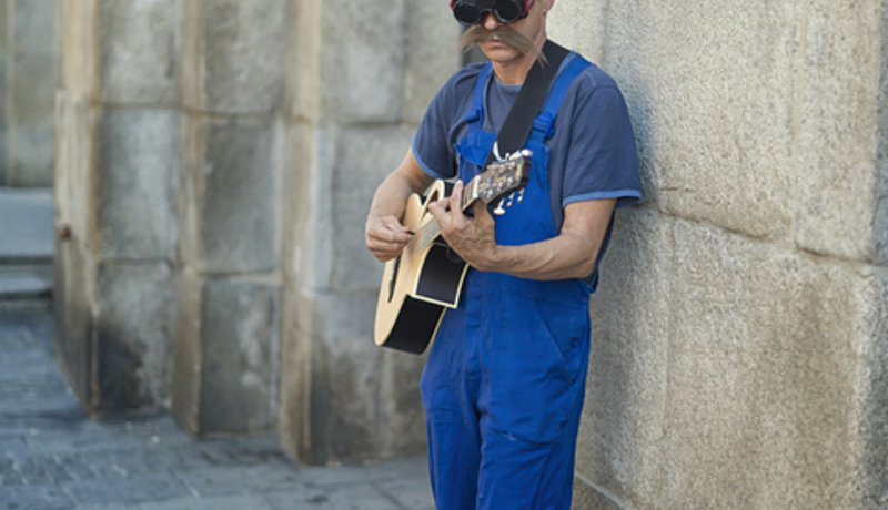Strassenmusik Mann Helm Schutzbrille Istock 458088575