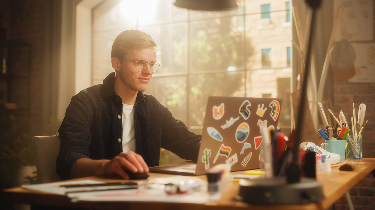 Plattformarbeit Homeoffice Mann Web