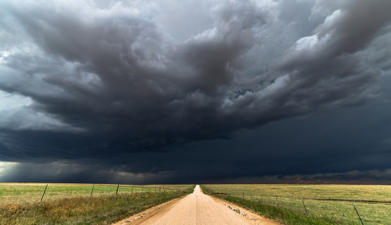 Wolke Weg Strasse Düster Sturm Istock 811485572