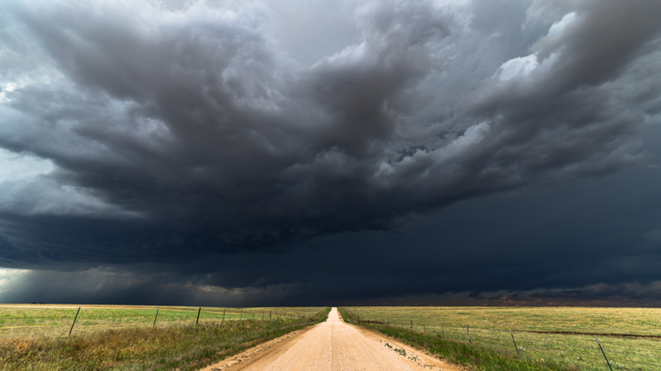 Wolke Weg Strasse Düster Sturm Istock 811485572