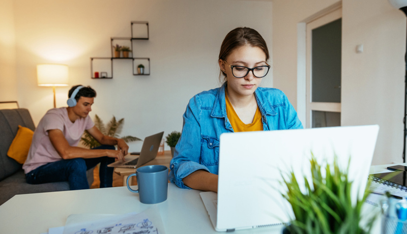 Junge Menschen Im Homeoffice Istock 1277755669