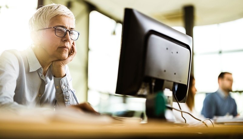 Frau Brille Buero Bildschirm Web