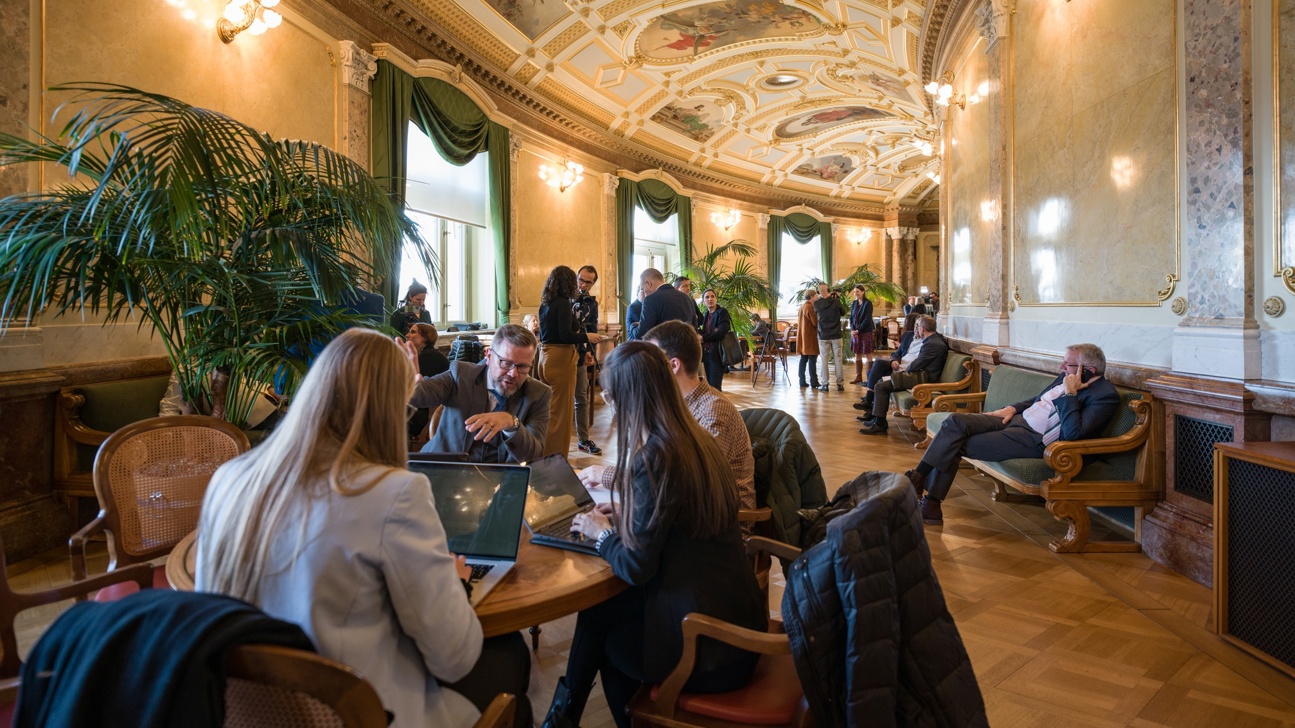 Bundeshaus Wandelhalle Parlamentarierinnen B0002632
