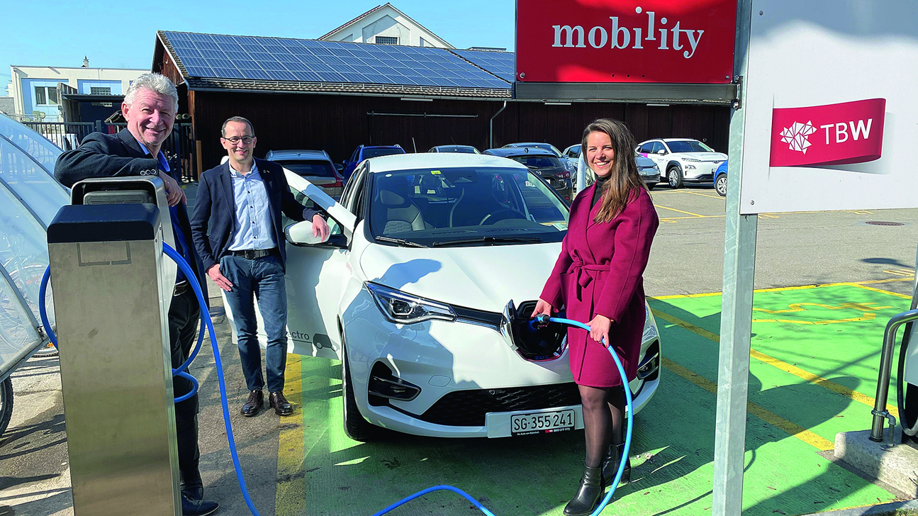 Wil macht e-mobil: Stadtpräsident Hans Mäder, Stadtrat Andreas Breitenmoser und Magdalena Balogh von Mobility.