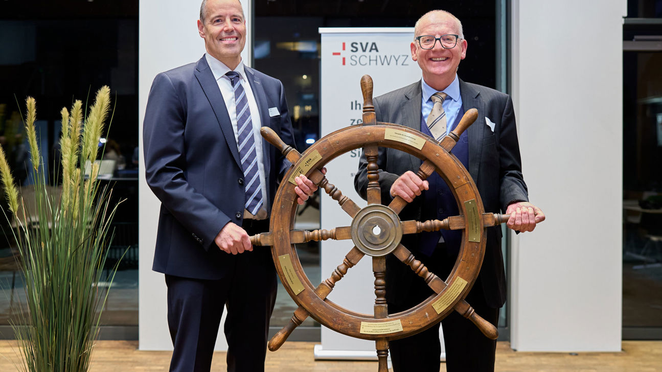 Andreas Dummermuth (r.) übergibt das Steuer an Peter Geisser (l.), den neuen Vorsitzenden der Geschäftsleitung der SVA Schwyz.