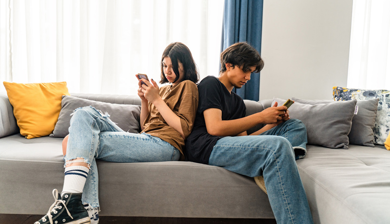 Teenager Jugendliche Smartphone Unglücklich Istock 1405765850 Web