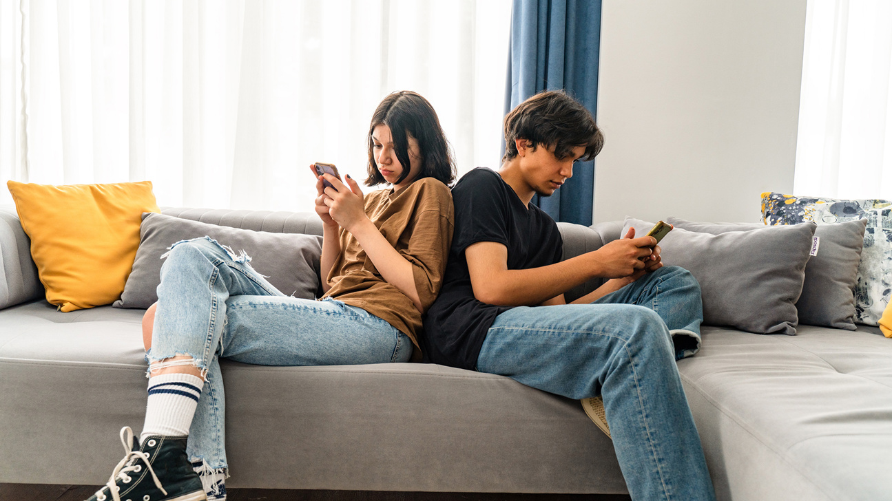 Teenager Jugendliche Smartphone Unglücklich Istock 1405765850 Web