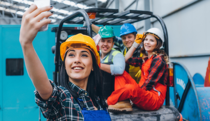 Jung Selfie Arbeit Helm Stapler Istock 1066642408