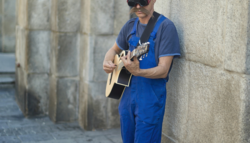 Strassenmusik Schutz Brille Helm Istock 458088575