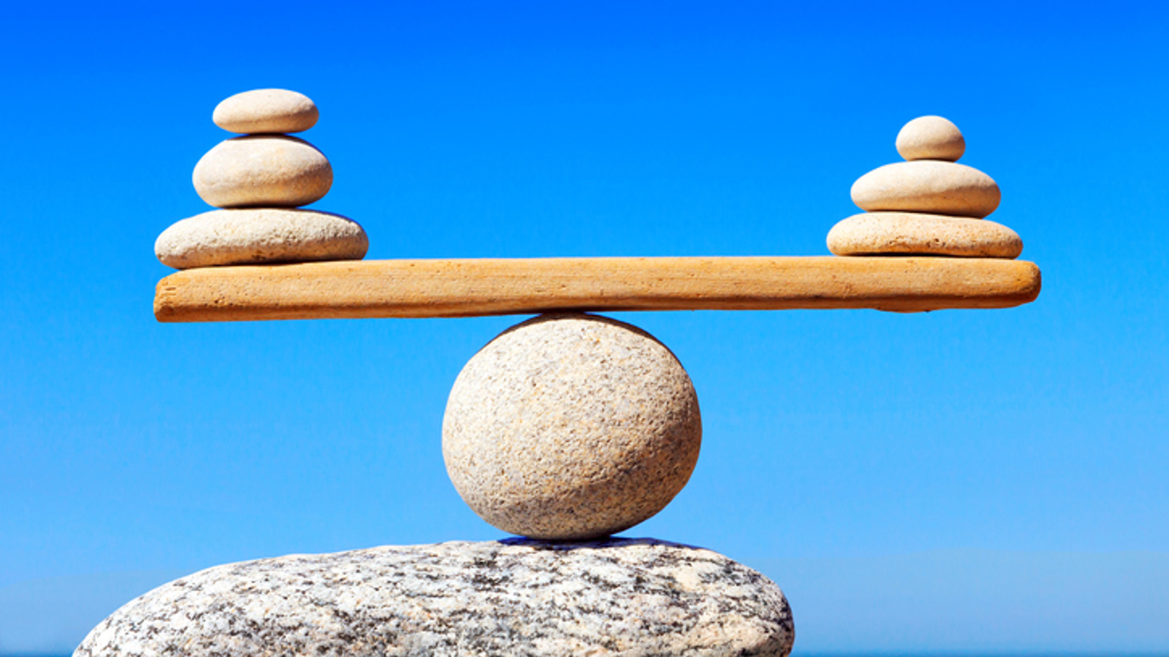 Balance Waage Wippe Stein Istock 941952968