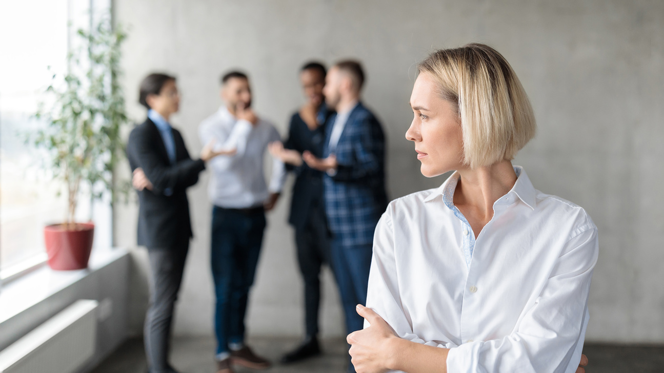 Mobbing Frau Männer Gruppe Istock 1290488076 Web