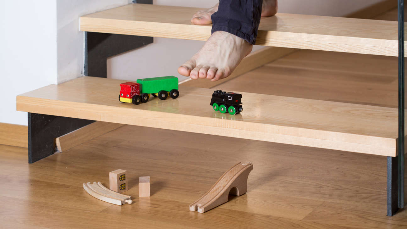 Unfall Treppe Spielsachen Istock 473147748