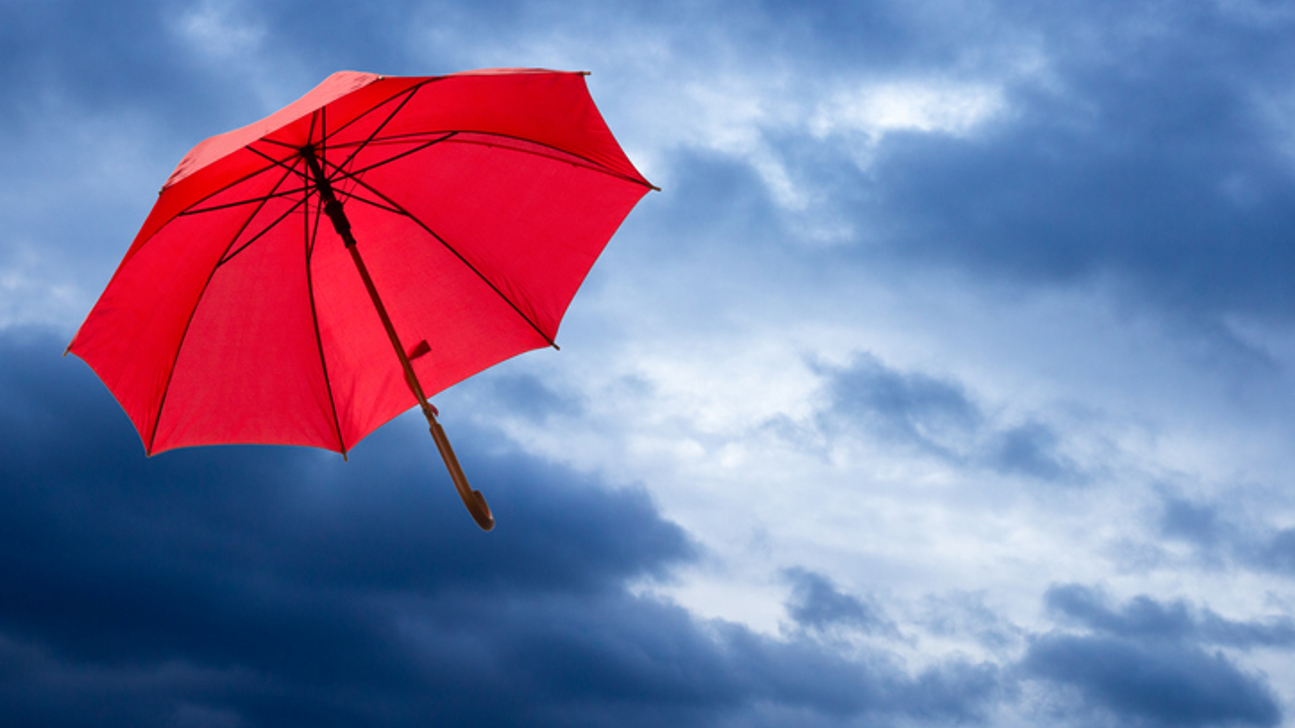 Regenschirm Rot Himmel Istock 1153019652
