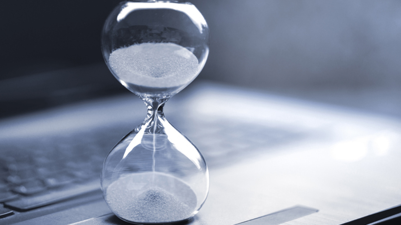 Sanduhr Laptop Istock 1333186714