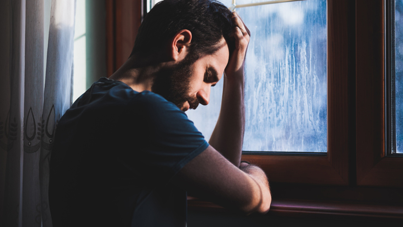 Mann Düster Fenster Trauer Stress Istock 638378146