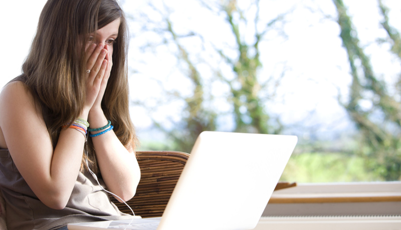 Schock Homeoffice Fenster Frau Laptop Istock 168328610