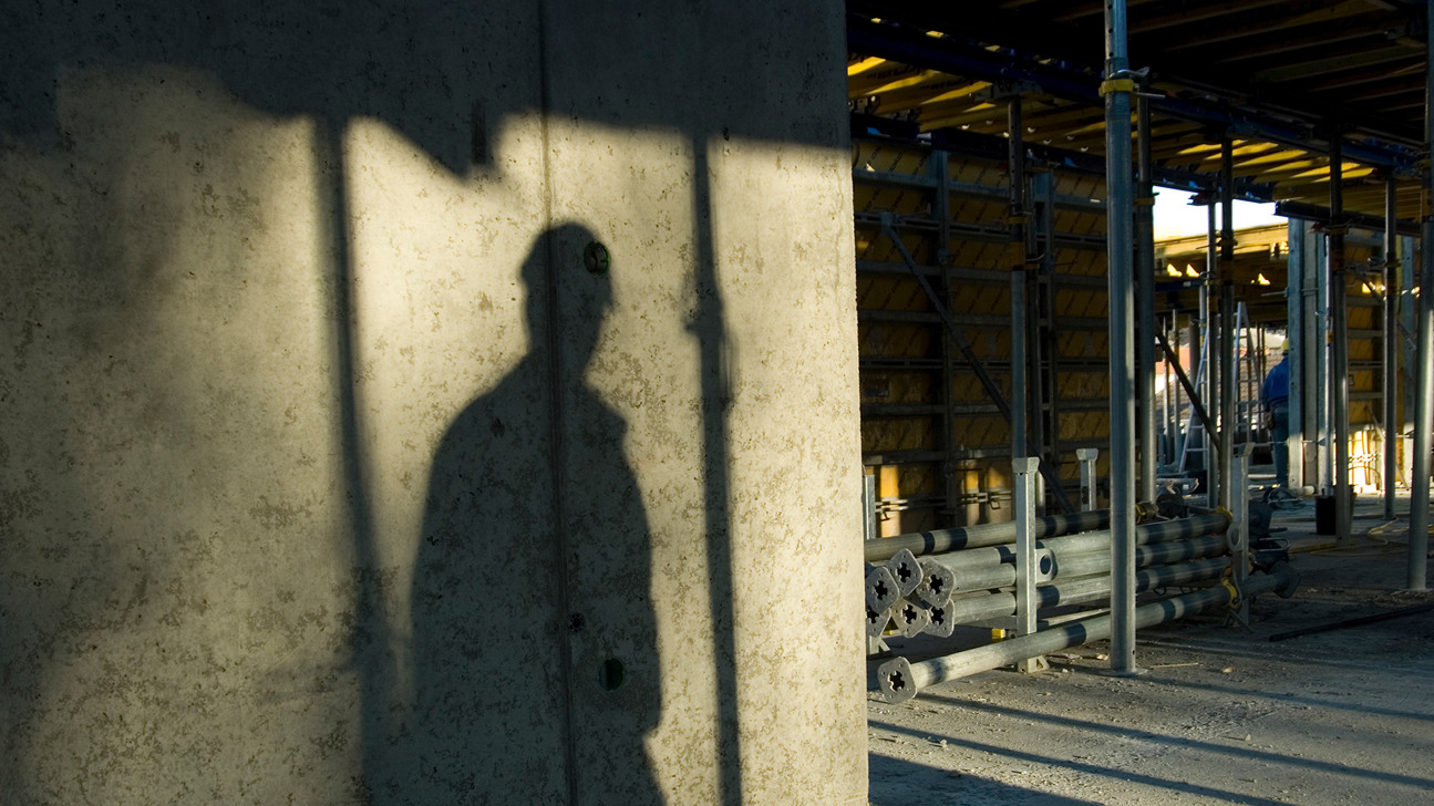Bauarbeiter Schatten Schwarzarbeit Istock 91089081