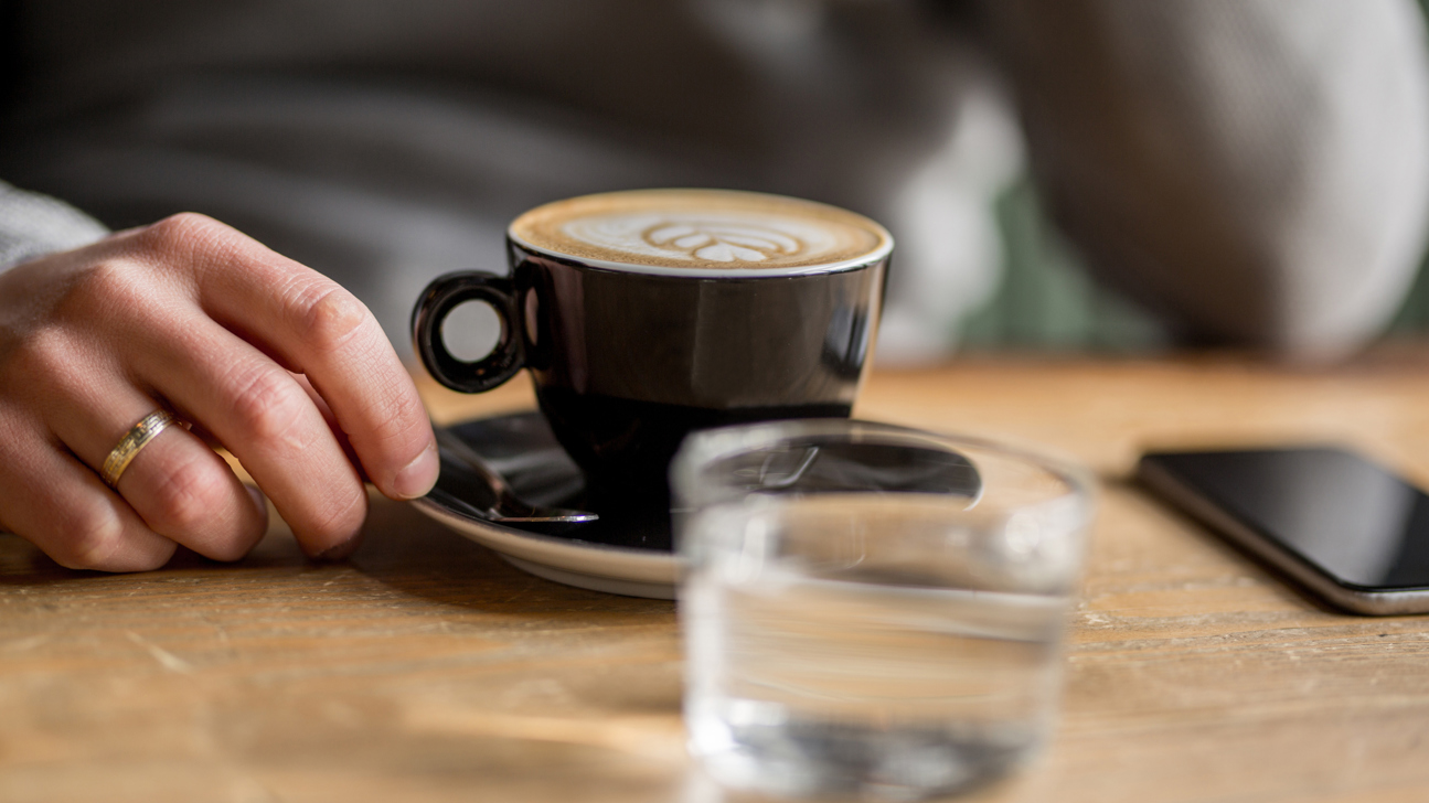 Kaffee Smartphone Istock 884635372