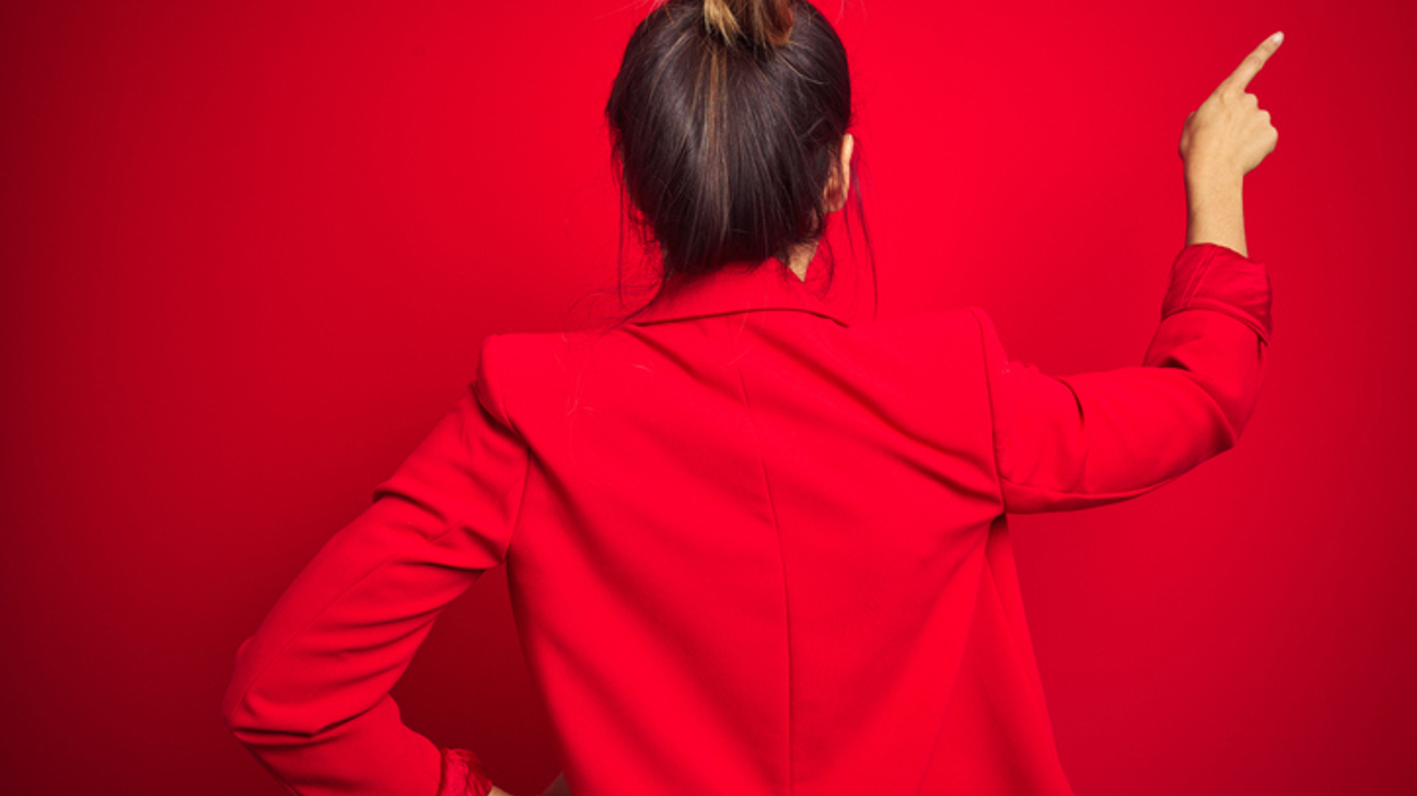 Zeigfinger Frau Rot Istock 1313554277