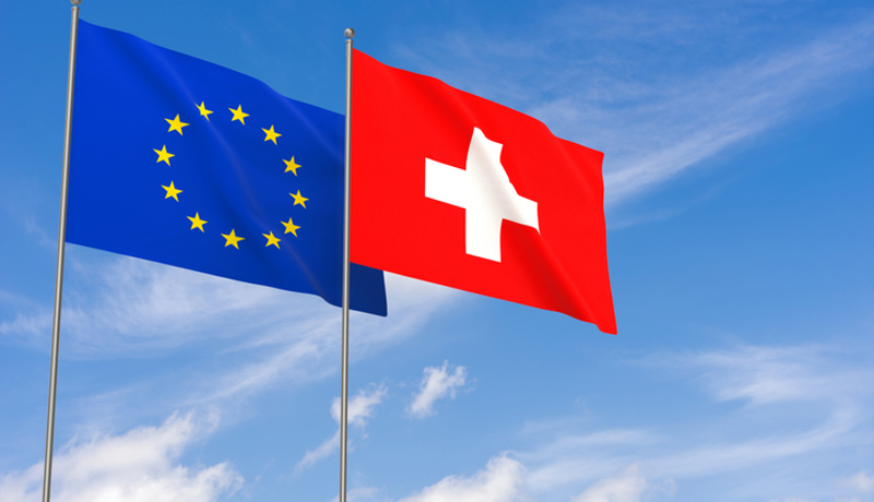 Europaflagge und Schweizer Flagge_Istock 997531504