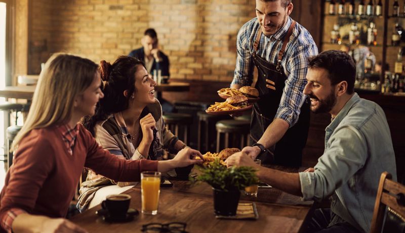 Restaurant Burger Tisch Service Jung Istock 1307190527 Web