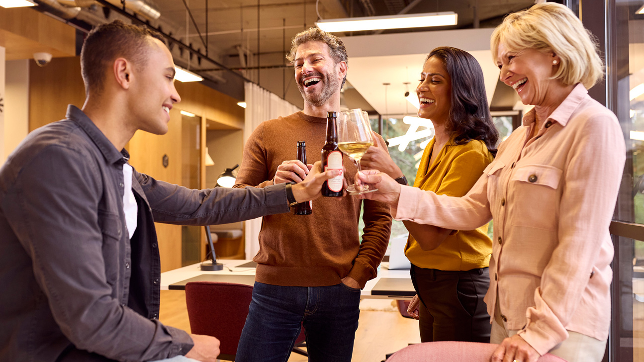 Alkohol Arbeitsplatz Apero Feierabend Istock 1448703976 Web