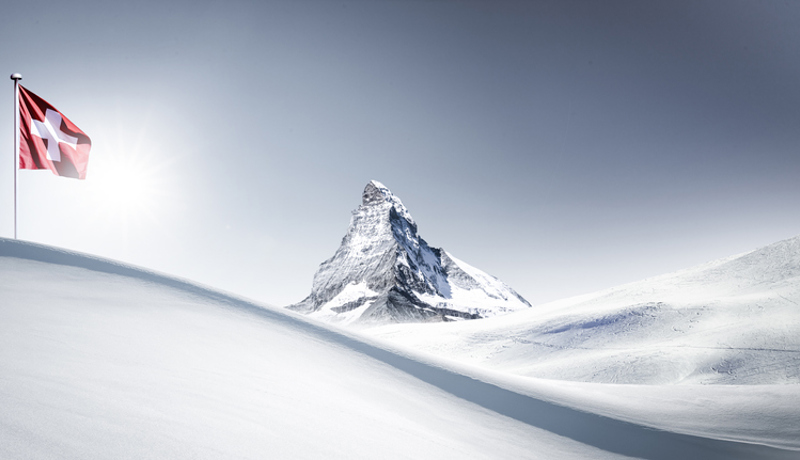 Berg Mit Schweizer Fahne Istock 1124659113