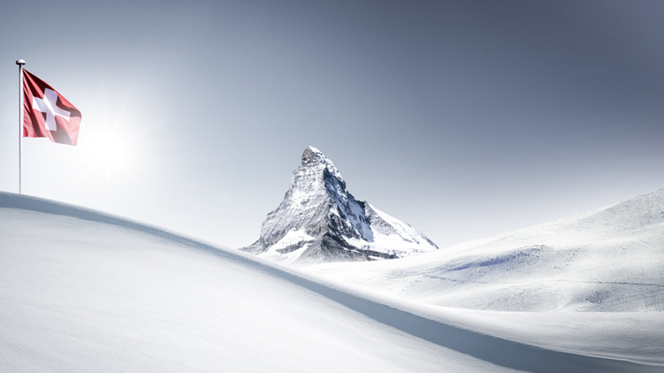 Berg Mit Schweizer Fahne Istock 1124659113