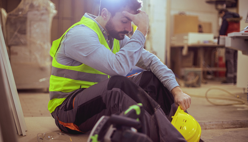 Mann Arbeit Erschöpft Traurig Helm Sorgen Istock 1304485339