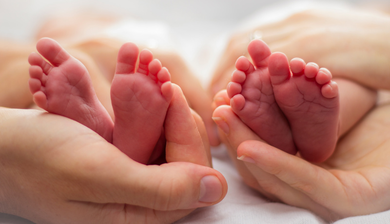 Zwillinge Mehrlinge Füsse Istock 813607236 Web