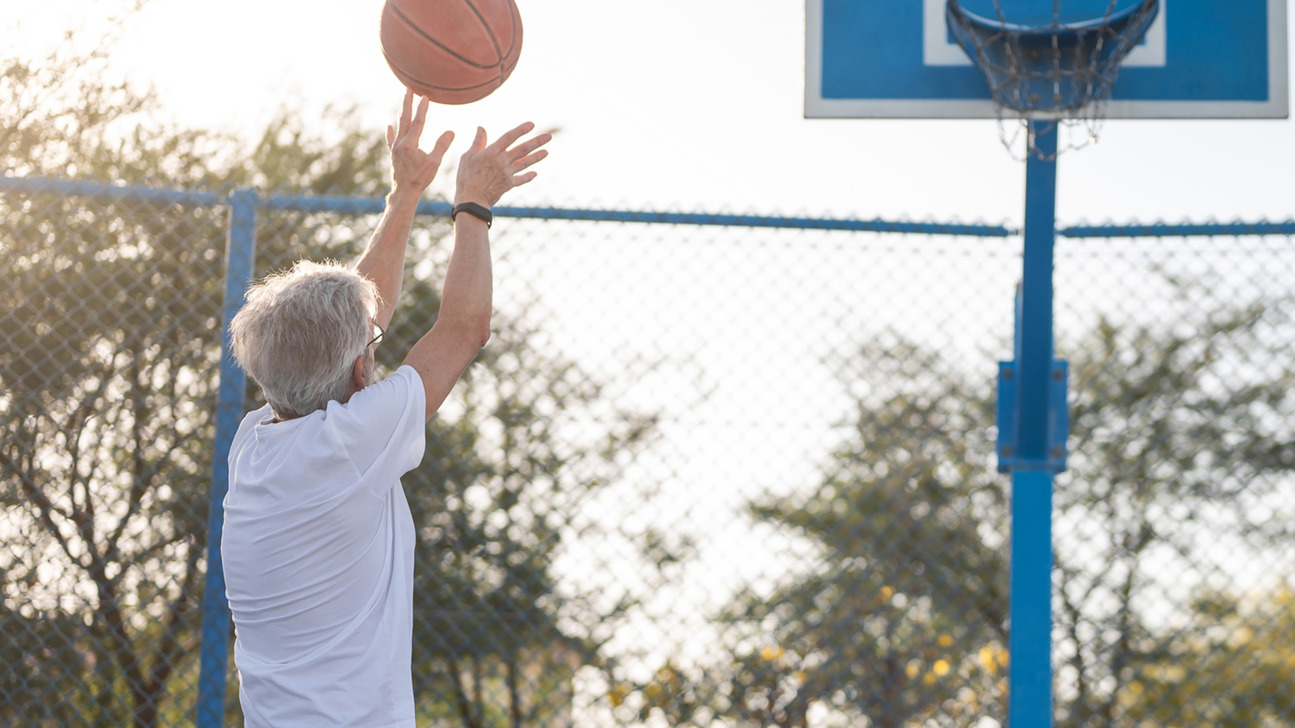 Sport Basketball Wurf Rentner Stockid2215394054