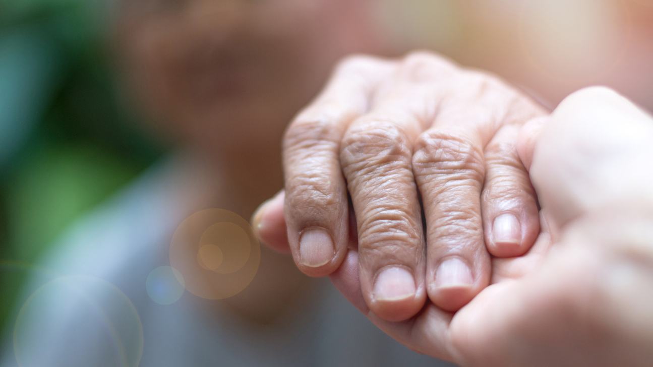 Hand Alt Pflege Istock 1130230765