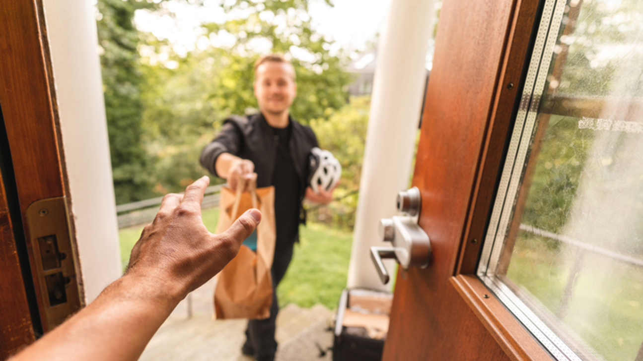 Lieferung Hand Türe Istock 1168269108