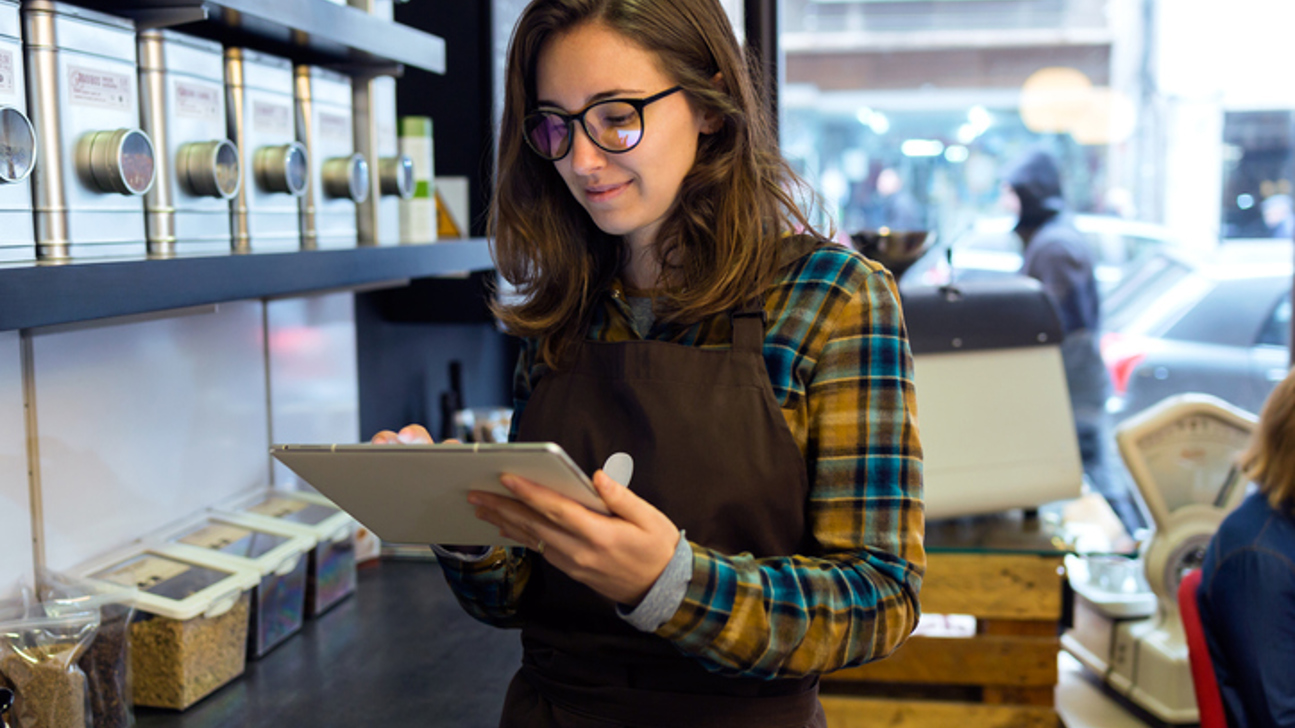 Frau Tablet Laden Lebensmittel Istock 937444320