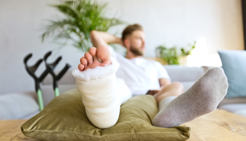 Gips Beinbruch Krücken Mann Istock 1287653390