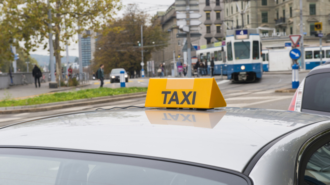 Taxi Zürich Tram Istock 478321961