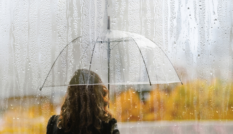 Regenschirm Transparent Frau Istock 1172256284
