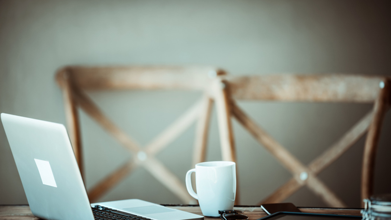 Verlassener Homeoffice Arbeitsplatz Istock 1217576002