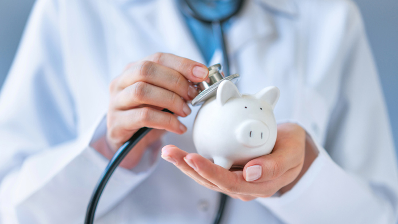 Arzt Kosten Sparschwein Stethoskop Istock 1136527884