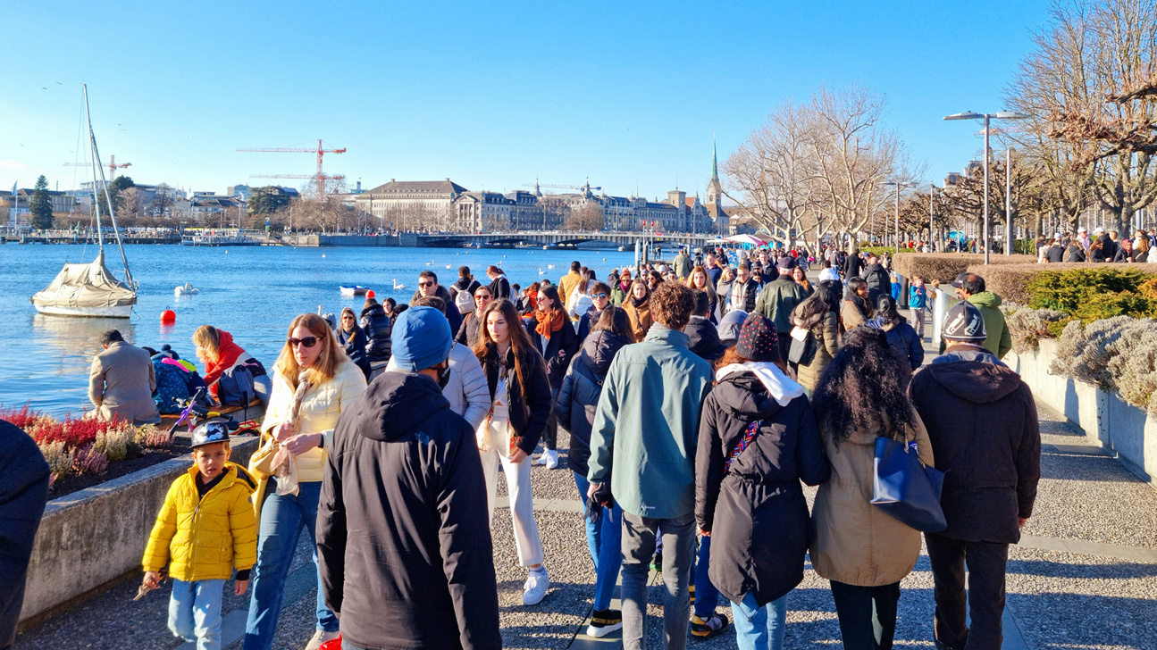 Menschen Zurich See Reich Arm Istock 1388743953 Web