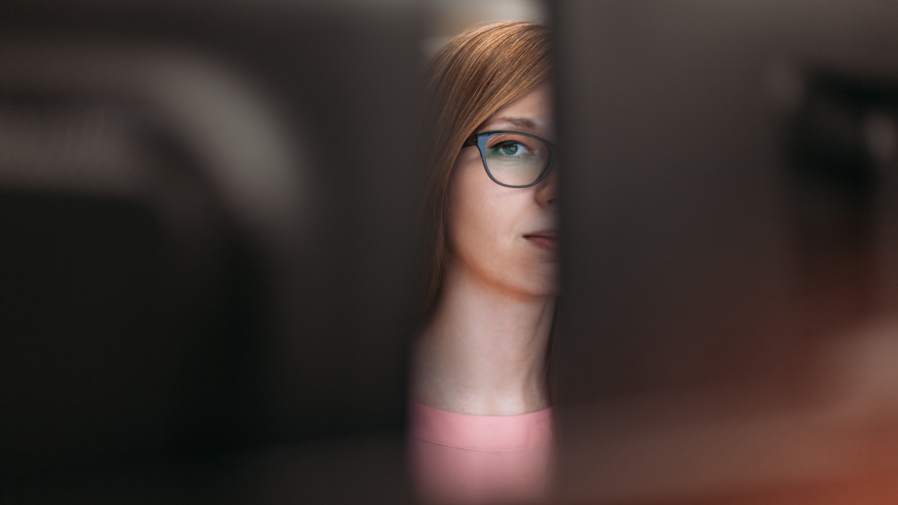 Datenschutz Geheimnis Frau Bildschirm Istock 1395838328