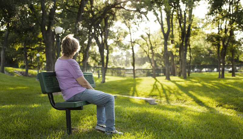 Frau Bank Park Istock 540982286