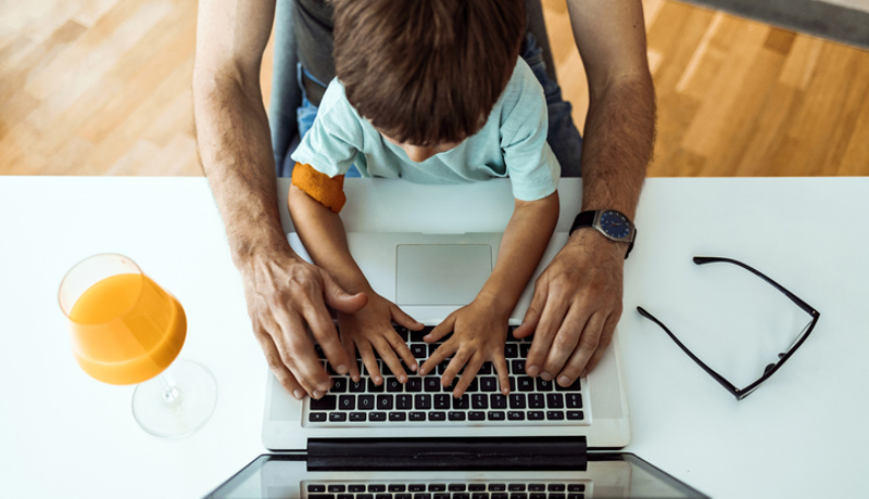 Laptop Vater Kind Istock 1226087433